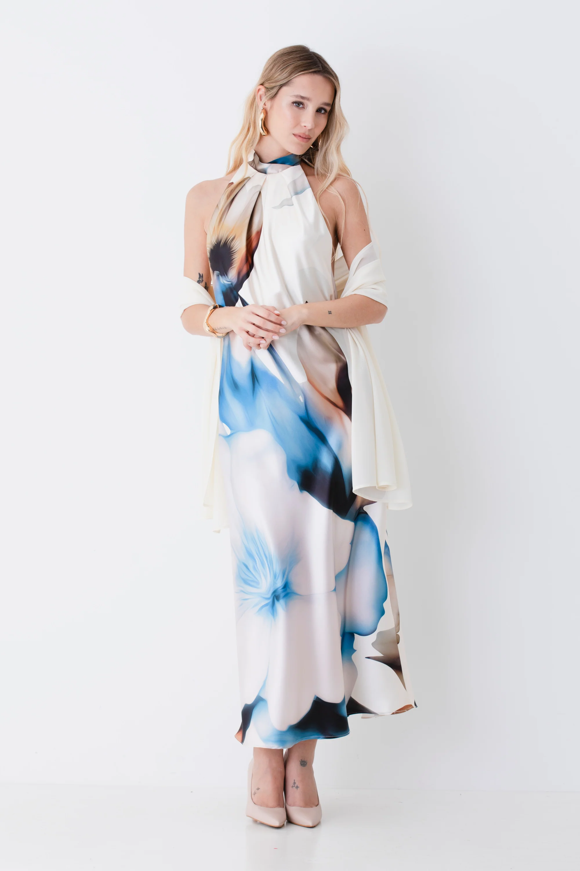 Abito halter lungo in effetto satin fantasia floreale maxi con stola - PE26 - Image 4