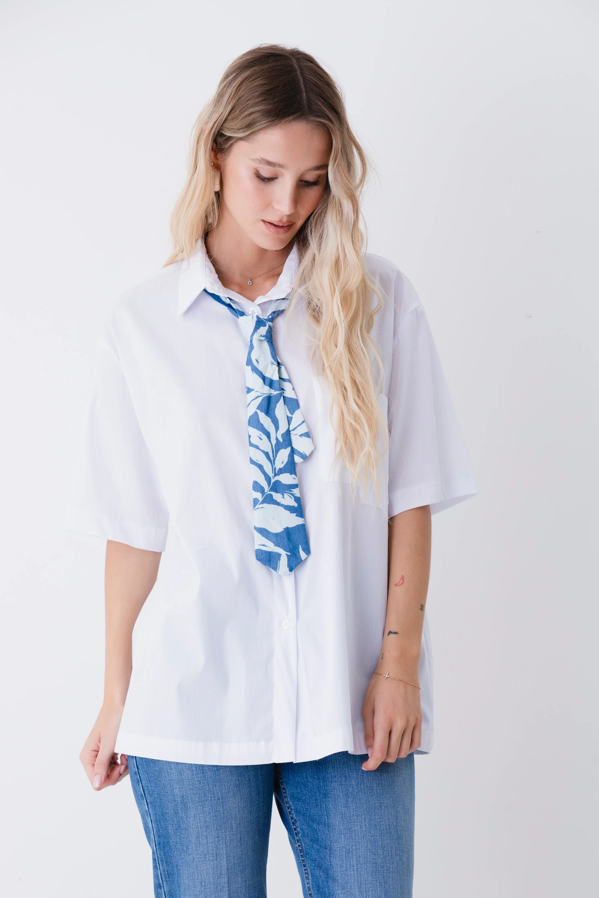Camicia lunga a maniche corte con cravatta - PE26
