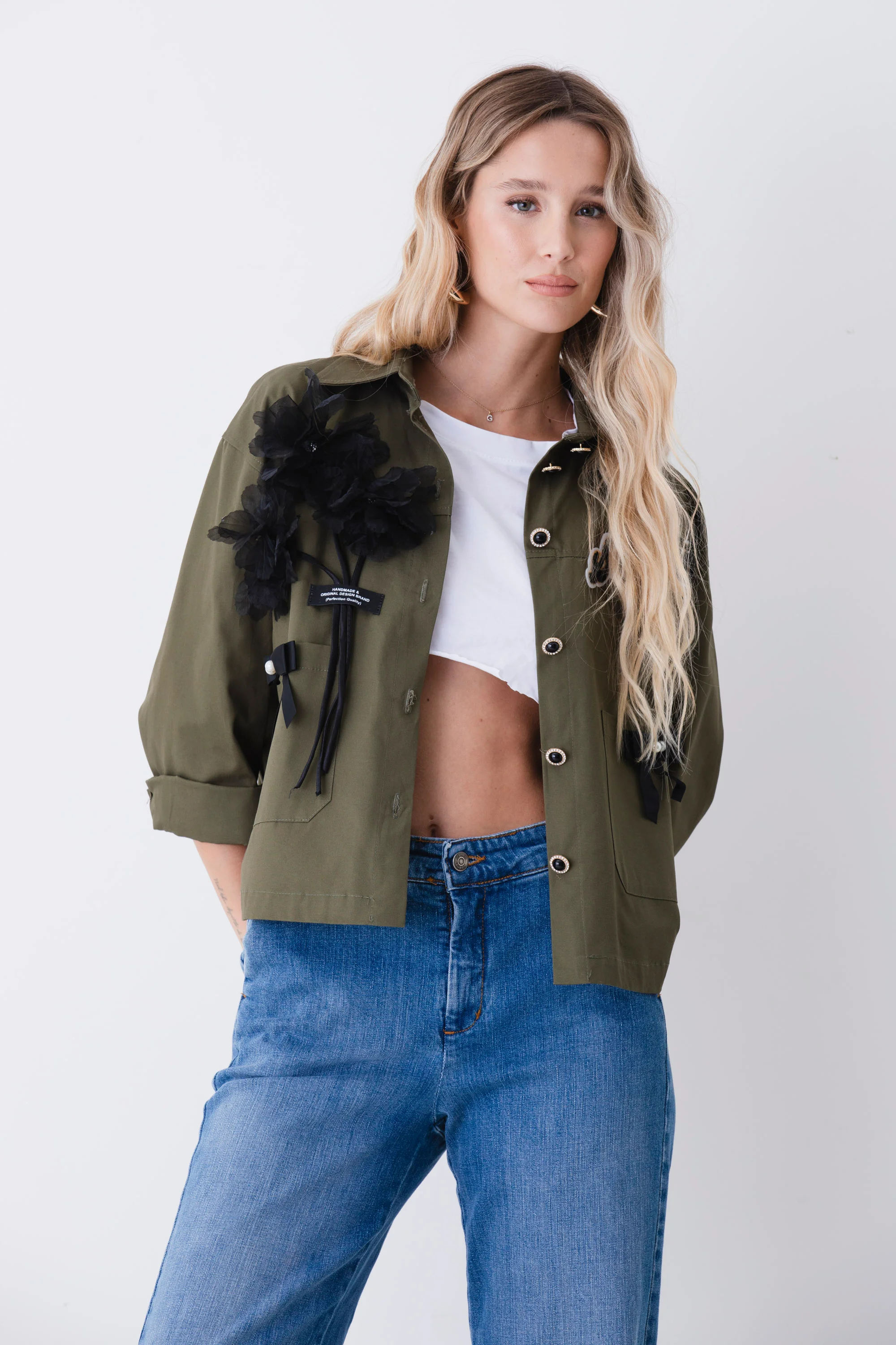 Giacca crop ad un petto in cotone con patchwork e applicazioni - PE26