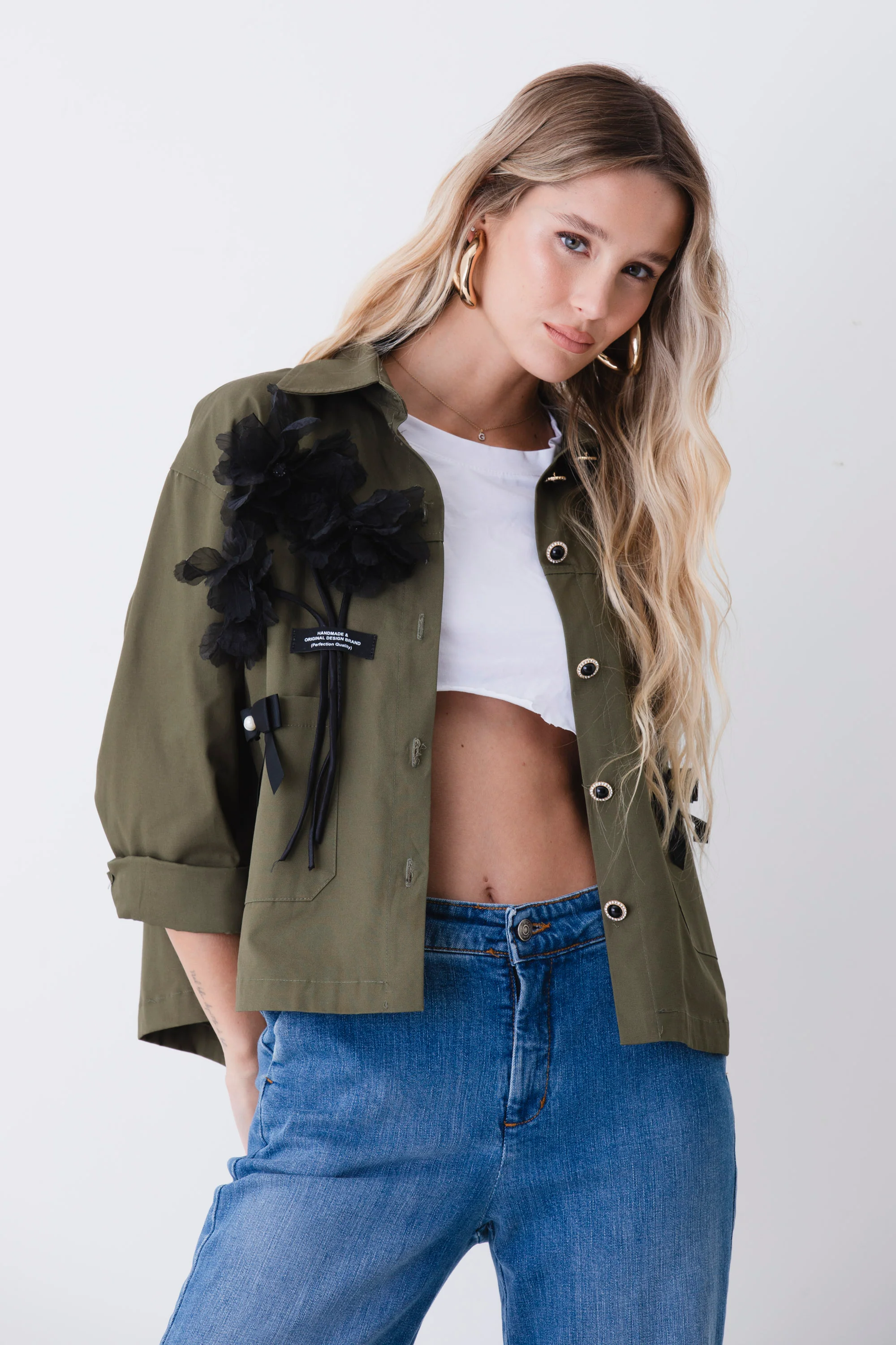 Giacca crop ad un petto in cotone con patchwork e applicazioni - PE26 - Image 3