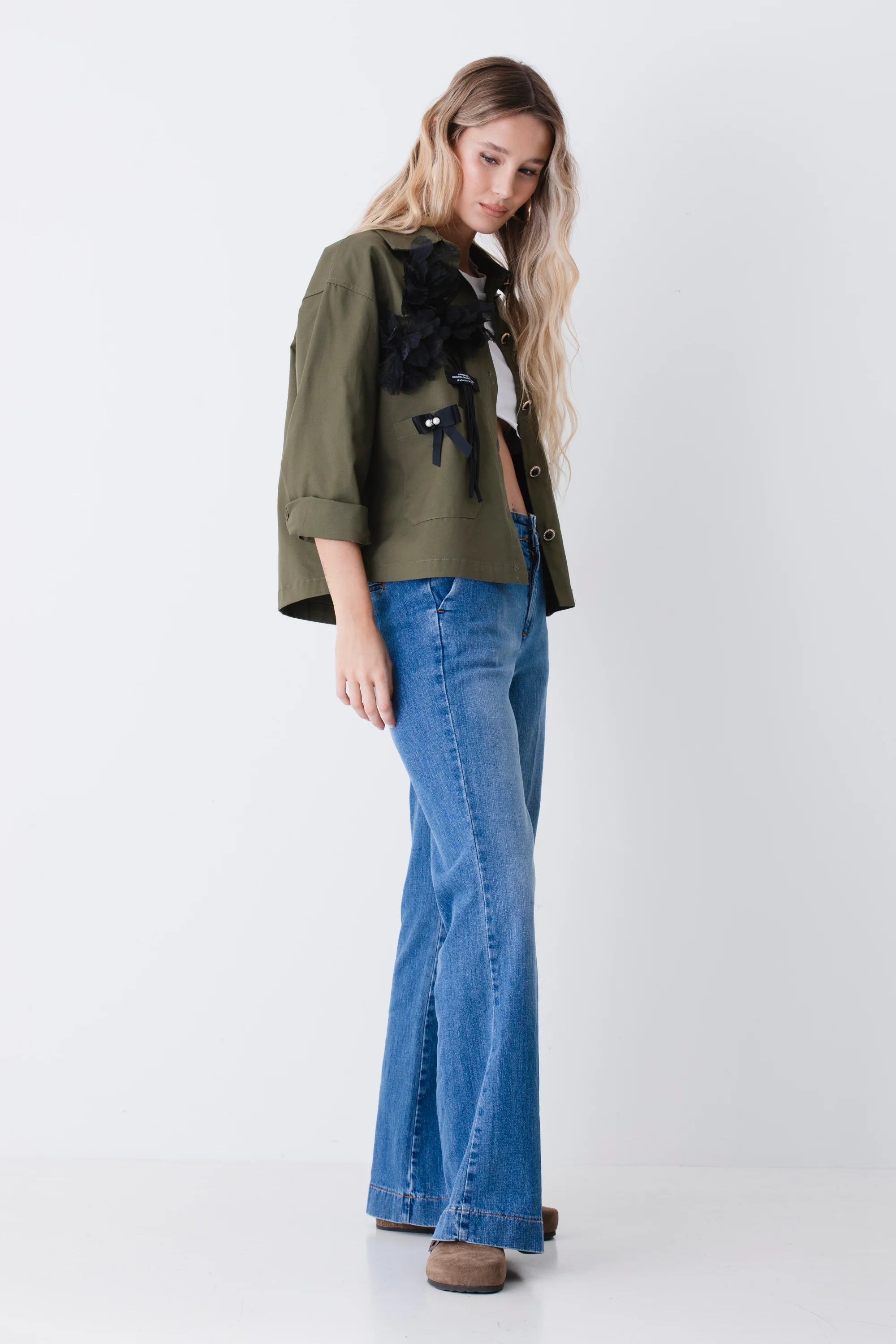 Giacca crop ad un petto in cotone con patchwork e applicazioni - PE26 - Image 4