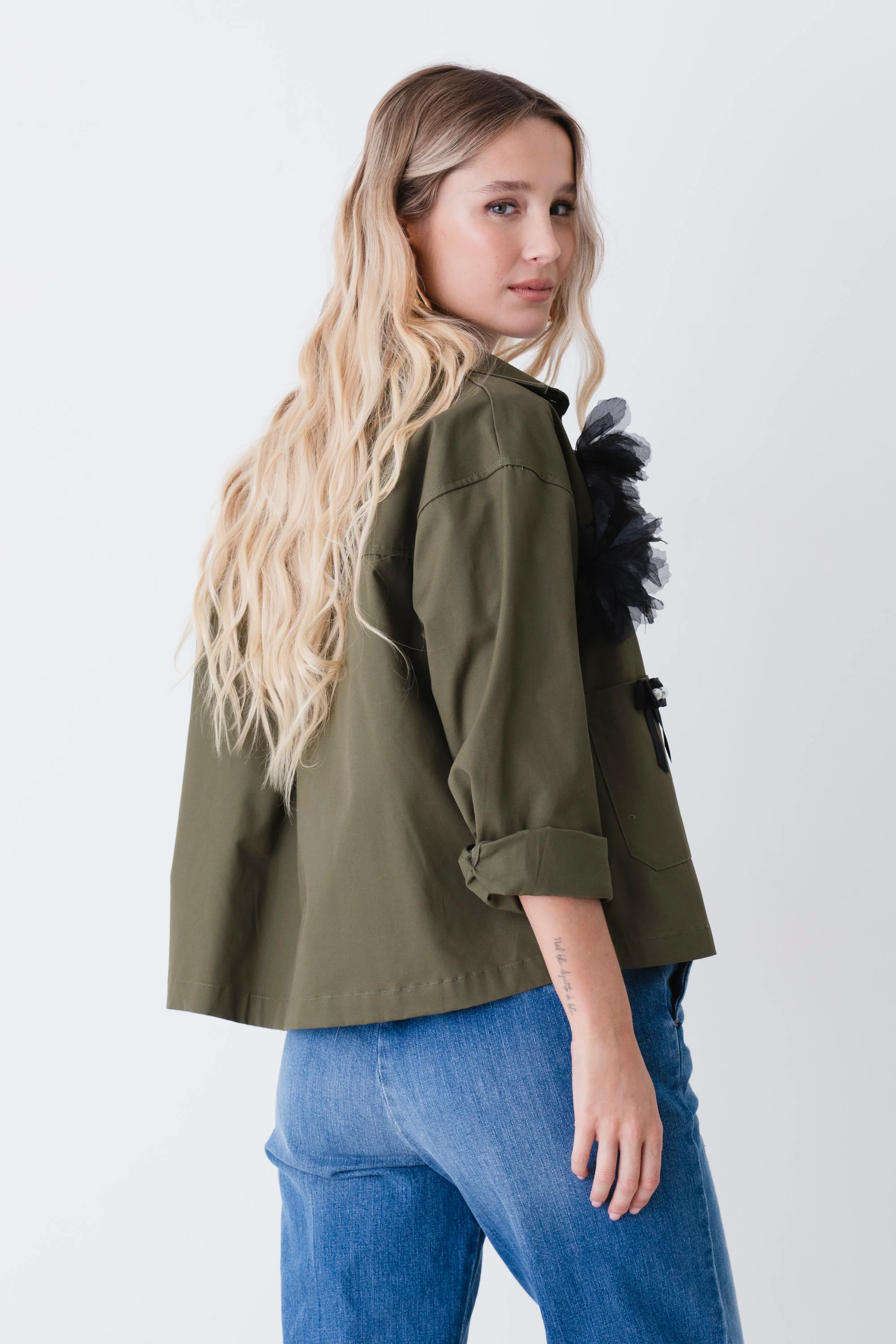 Giacca crop ad un petto in cotone con patchwork e applicazioni - PE26 - Image 7