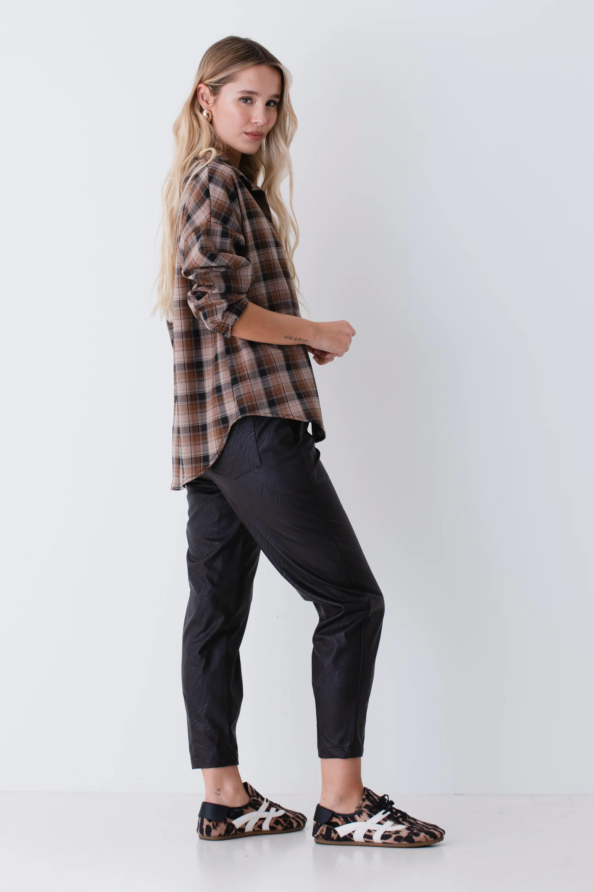 Pantalone carrot in similpelle - FW26 - Image 2