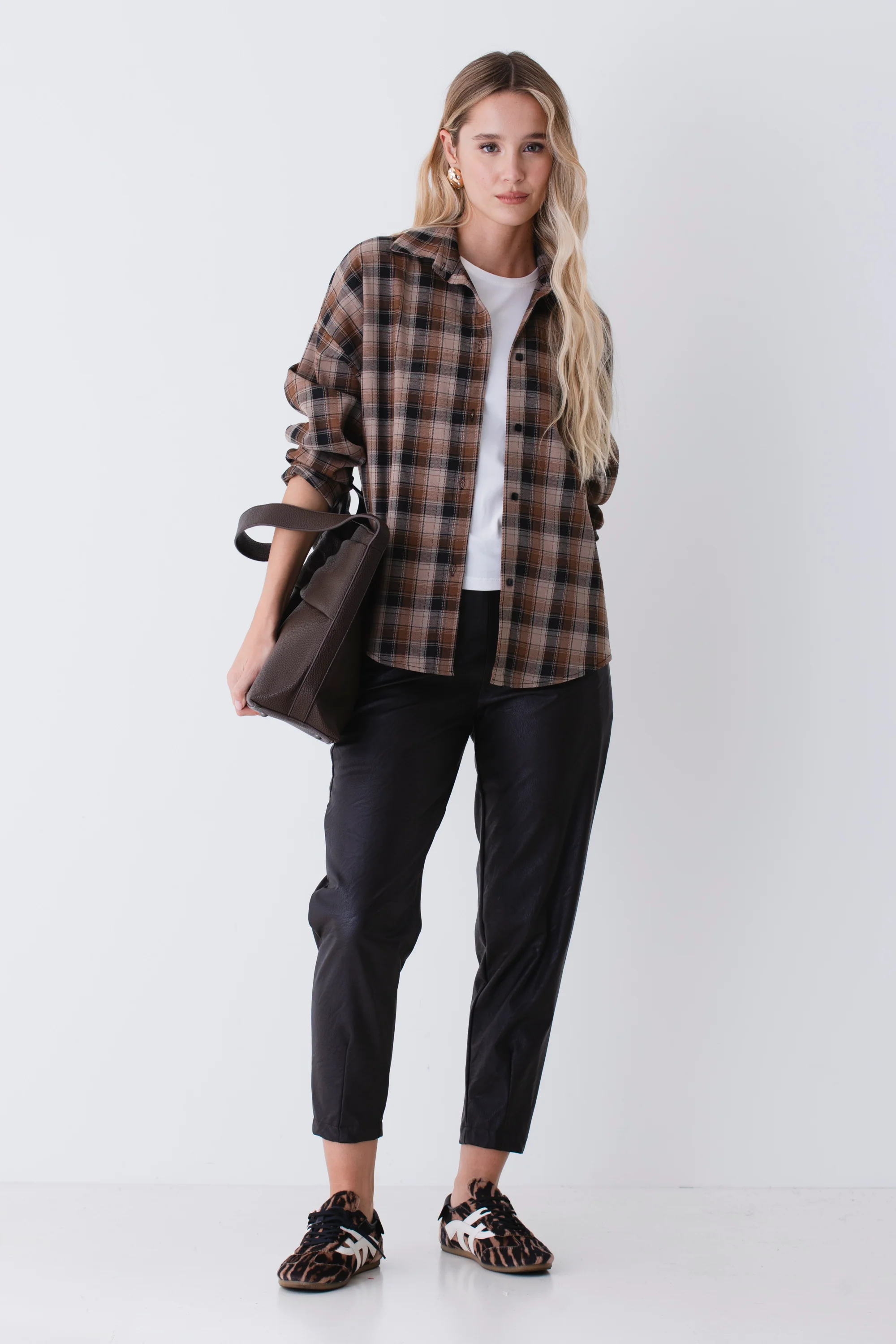 Pantalone carrot in similpelle - FW26 - Image 3