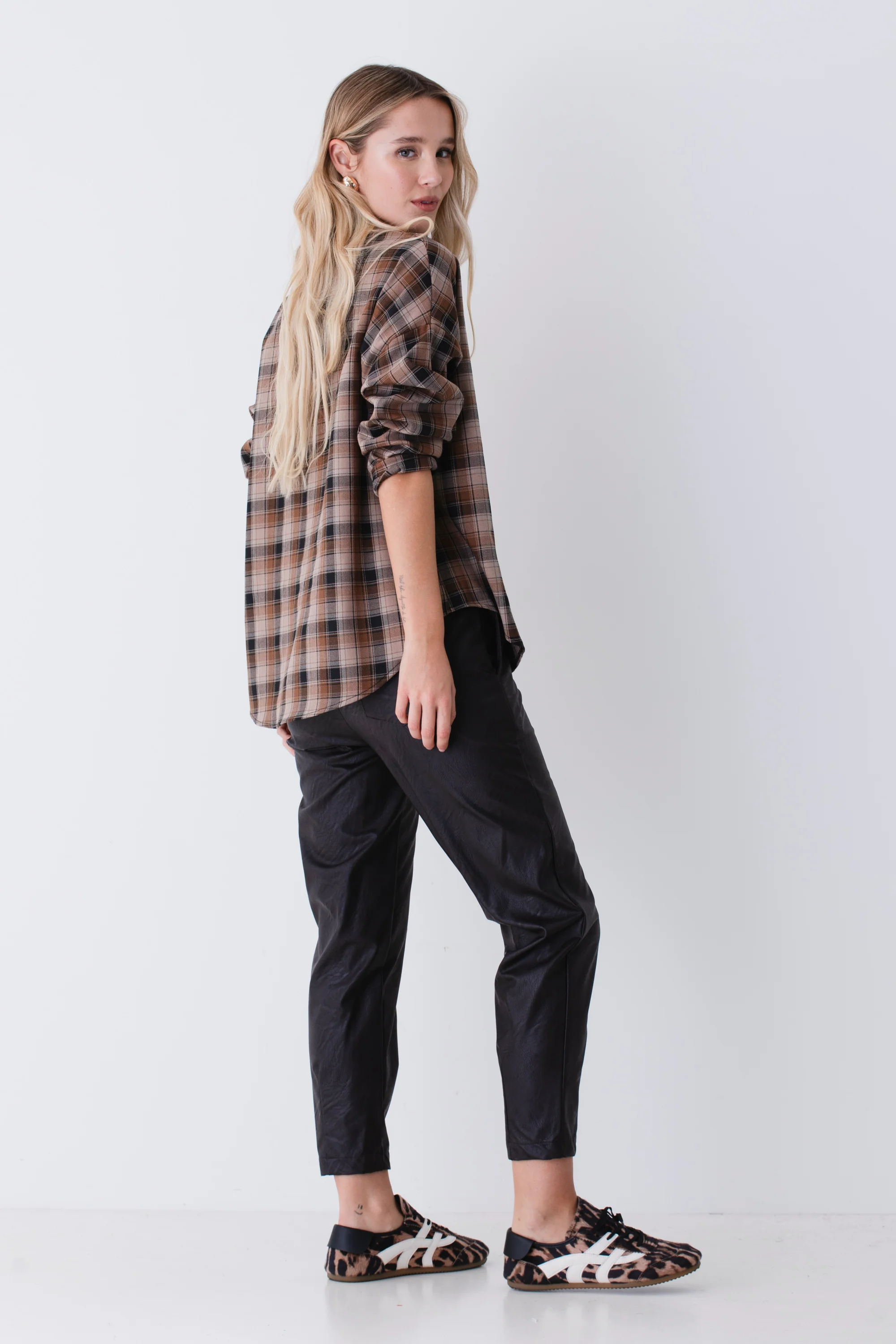 Pantalone carrot in similpelle - FW26 - Image 4